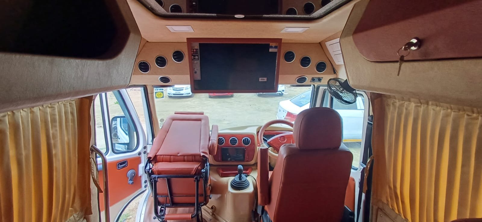 Tempo Traveller — Non AC Photo 3