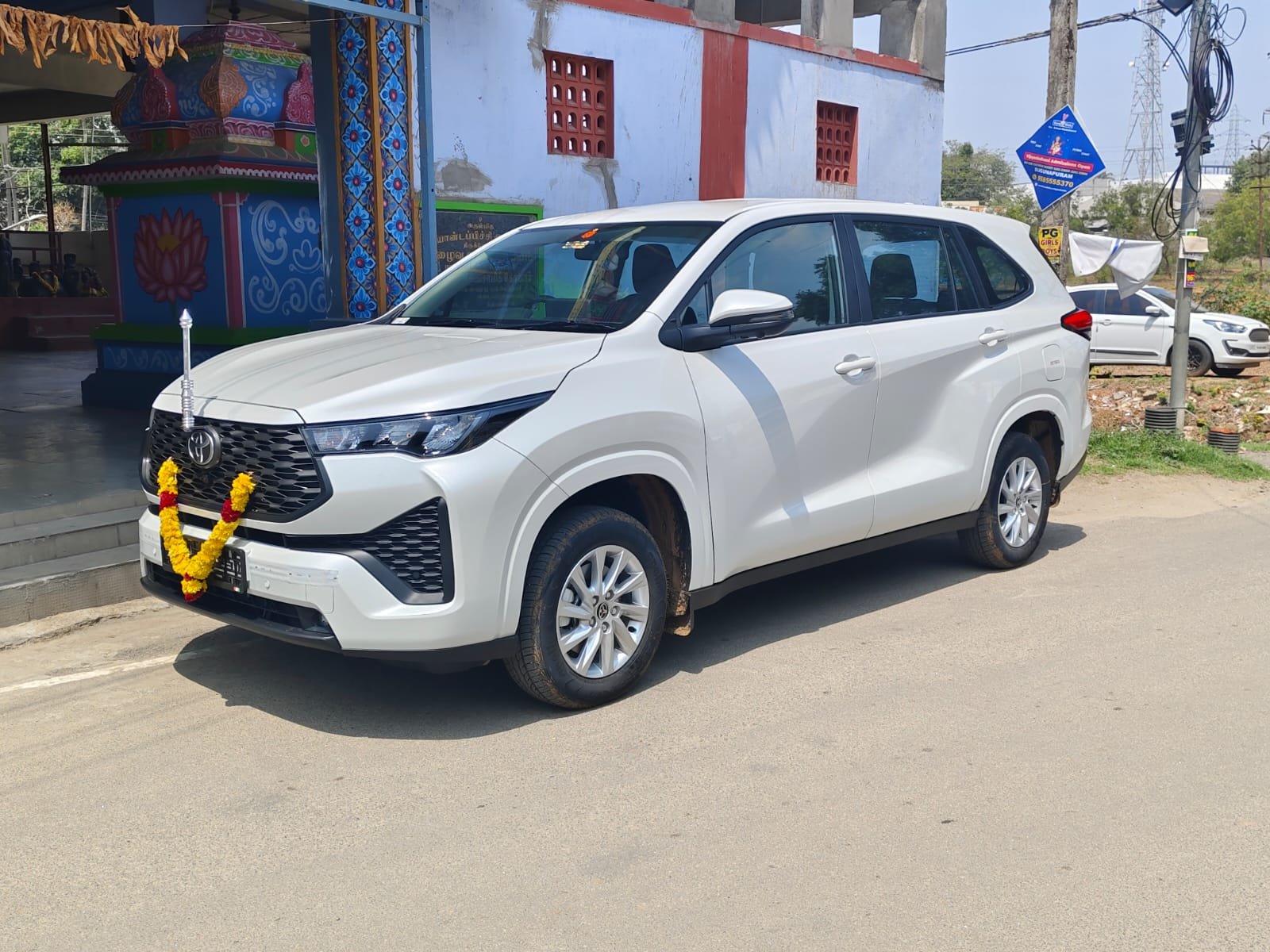 Toyota Innova Hycross — AC Photo 5
