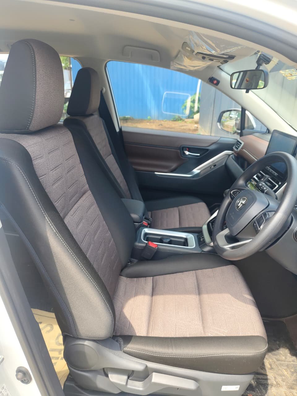 Toyota Innova Hycross — AC Photo 2